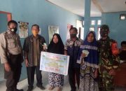 Bhabinkamtibmas Bersama Babinsa Desa Sawakong Dampingi Penyaluran Dana BLT-DD