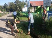 Peduli Lingkungan, Bhabinkamtibmas Kelurahan Sabintang Laksanakan Kerja Bakti Bersama Warga