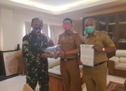 Ketua 1 Tim gugus tugas serahkan masker ke kecamatan