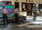Cegah Wabah Covid-19, Wakapolsek Galsel Pimpin Anggota Bersihkan Lingkungan Mako