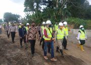 Personil Polsek Galut Amankan Kunjungan Wagub Sulsel ke Proyek Tanggul Pemecah Ombak Desa Sampulungan