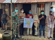 Bersama Babinsa, Bhabinkamtibmas Desa Kalenna Bontongape Kawal Penyaluran Bantuan BLT