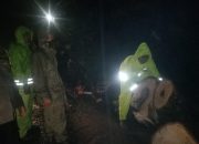 Ditengah Hujan Deras, Personil Yon C Pelopor Evakuasi Pohon Tumbang