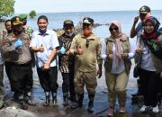 Bersama Wabup Takalar, Wagub Sulsel Tanam Mangrove di Mappakasunggu