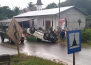 Laka Tunggal Mobil Pickup Terbalik di Simpang Semaong