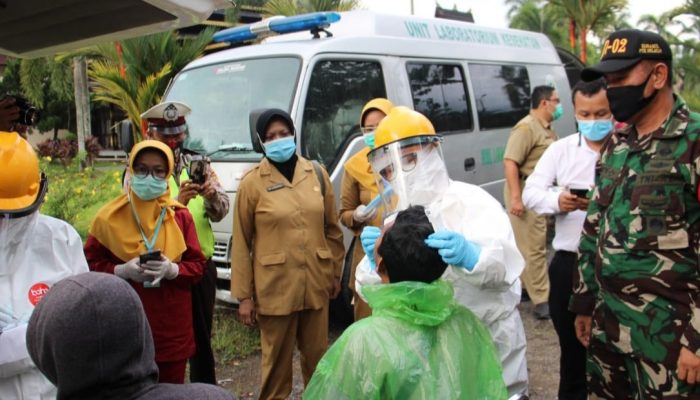 Bersama Gugus Tugas, Kodim 1207/BS Swab Tes Warga Tak Gunakan Masker