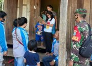 Berjalan Kaki, Babinsa Oreng Bersama Pemerintah Desa Salurkan BLT