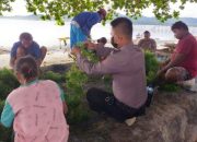 Personil Polsek Dampal Utara, Briptu Farid Wajdi Edukasi Warga Budidaya Rumput Laut di Pulau Lingian Tolitoli