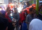 Kapolsek Mapsu Bantu Evakuasi Korban Selamat Perahu Jolloro yang Tenggelam di Perairan Tanakeke