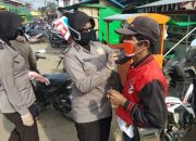 Polwan Polres Sekadau Bagi-Bagi Masker dan Handwash