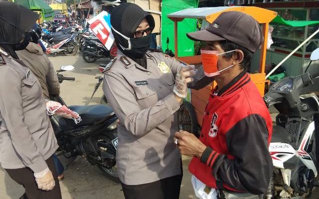 Polwan Polres Sekadau Bagi-Bagi Masker dan Handwash