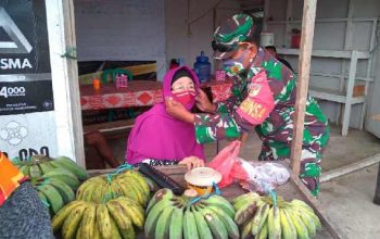 Babinsa Koramil 03/Batui Sentuh Pedagang Pasar