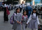 Anak-anak berjalan kembali ke sekolah di Gaza setelah lima bulan ditutup