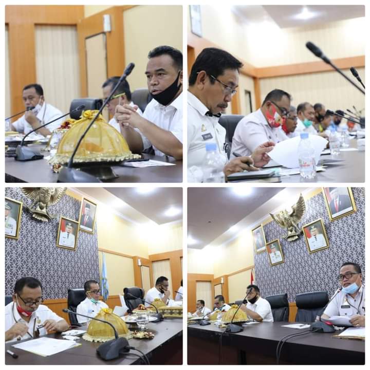 Upacara Serah Terima Jabatan Dandim dan Tradisi Kesetiaan Jajaran Korem 141/Toddopuli " bertempat di Lapangan Apel Korem 141/Tp. Jalan Jend Sudirman no.09 kab. Bone, Yang di Pimpin oleh Danrem 141/Tp Brigjen TNI Djashar Djamil, S.E,. M.M. Jumat (07/08). Danrem 141/Tp Brigjen TNI Djashar Djamil, S.E., M.M memimpin pelaksanaan Serah Terima Jabatan Dandim dan tradisi Kesetiaan Korem 141/Tp, Dandim 1425/Jeneponto Letkol Inf Irfan Amir, S.E Kepada Dandim Baru Letkol Inf Gustiawan Ferdianto, Dandim1406/Wajo Letkol Inf Utsman Abdul Ghofir, S.Sos. Kepada Dandim Baru Letkol Inf Muhammad Juanda Dinata, S.E., Dandim 1407/Bone Letkol Inf Mustamin Kepada Dandim Baru Letkol Kav Budiman, S.H , Dandim 1426/Takalar Letkol Inf Ilham Yunus Kepada Dandim Baru Letkol Czi Catur Witanto, S.I.P., M.Si., M.Tr(Han). , Dandim 1415/Selayar Letkol Inf Yuwono, S.Sos. kepada Dandim Baru Letkol Kav Adi Priatna, Dandim1422/Maros Letkol Inf Farid Yudho Dwi Leksono Kepada Dandim Baru Letkol Inf Budi Rahman, Dandim 1404/Pinrang Letkol Arm Lukman Sasono, S.E kepada Dandim Baru Letkol Inf M. Wahyudi Amry , Dandim 1424/Sinjai Letkol Inf Oo Sahrojat, S.Ag. Kepada Dandim Baru Letkol Inf Ely Asyer Sitompul. Pada kesempatan tersebut, Danrem 141/Tp Brigjen TNI Djashar Djamil, S.E., M.M dalam sambutannya menyampaikan Upacara Sertijab Dandim 1404/Pinrang, Dandim 1406/Wajo, Dandim 1407/Bone, Dandim 1415/Selayar, Dandim 1422/Maros, Dandim 1424/Sinjai, Dandim 1425/Jeneponto dan Dandim 1426/Takalar dengan nuansa sederhana sembari tetap menjalankan protokol kesehatan tanpa mengurangi makna dan hikmah positif dari kegiatan ini. Selanjutnya kepada Letkol Inf M. Wahyudi Amry, Letkol Inf Muhamad Juanda Dinata, Letkol Kav Budiman, Letkol Kav Adi Priatna, Letkol Inf Budi Rahman, Letkol Inf Ely Asyer Sitompul, Letkol Inf Gustiawan Ferdianto dan Letkol Czi Catur Witanto beserta isteri, saya ucapkan selamat atas kepercayaan dan kehormatan yang diberikan oleh pimpinan TNI Angkatan Darat untuk menjabat sebagai Dandim 1404/Pinrang, Dandim 1406/Wajo, Dandim 1407/Bone, Dandim 1415/Selayar, Dandim 1422/Maros, Dandim 1424/Sinjai, Dandim 1425/Jeneponto dan Dandim 1426/Takalar Selamat Datang dan Selamat Bertugas di wilayah Korem 141/Tp. Saya yakin dan percaya dengan berbekal wawasan, pengalaman serta kemampuan yang dimiliki, kalian akan mampu mengemban amanah yang dipercayakan oleh pimpinan, bangsa dan negara dengan sebaik-baiknya. Pada acara selanjutnya Ialah acara Lepas Sambut Dalam Rangka Sertijab Dandim Jajaran Korem 141/Tp yang Berada DiLapangan Tennis Makorem 141/Tp dan di Selangi sambutan sambutan dari Dandim Lama Perwakilan Dari Seluruh Dandim mengucapkan Terimakasih atas Kerja sama yang di berikan oleh Korem 141/Tp kami telah bekerja keras untuk melaksanakan tugas di Bawah naungan korem 141/Tp apabila ada kesalahan di saat kami melaksanakan tugas dimanapun itu kami memohon maaf apabila ada kesalahan yang telah kami perbuat dan pesan dari kami kepada dandim baru selamat melaksanakan tugas di satuan baru semoga amanah dan tetap semangat. Dan dilanjutkan acara perkenalan dari Dandim baru beserta Istri Kepada Danrem 141/Tp Dan kepada Ibu Ketua Persit Chandra Kirana Koor Cab Rem 141/Tp. Acara dilanjutkan penerimaan bingkisan dari Bapak Danrem 141/Tp Brigjen TNI Djashar Djamil, S.E., M.M kepada Dandim Lama Antara lain Kodim 1407/Bone, Kodim 1406/Wajo, Kodim 1424/Sinjai, Kodim 1404/Pinrang, Kodim 1425/Jeneponto, Kodim 1426/Takalar, dan Kodim 1422/Maros.