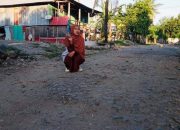 Jalan di Korongbatu Hancur, Warga Desa Baruga Curhat di Medsos