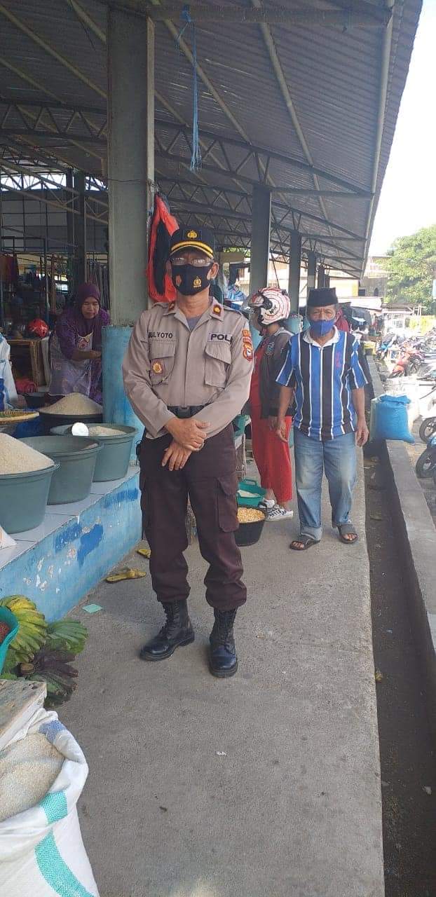 Cegah dampak pandemi COVID - 19, Kasubag Humas Polres Bulukumba terus berbagi masker