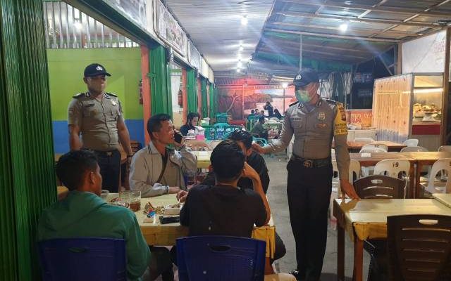 Polsek Sekadau Hilir Patroli Protokol Kesehatan di Pasar Baru
