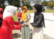 TP. PKK TOLITOLI BAGIKAN MASKER MELALUI PROGRAM PKK GEBRAK MASKER.