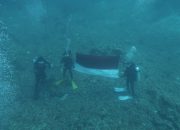 Personel Batalyon C Pelopor Beserta Penyelam Profesional, Kibarkan Bendera Merah Putih Di Perairan Teluk Bajoe