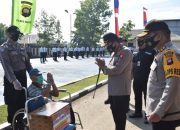 Kapolda Kalbar Serahkan Bantuan Sembako Bagi Warga Terdampak Covid-19