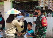 Bagikan Masker Gratis, Satgas Pamtas Yonif R 200/BN Ajak Masyarakat Perbatasan Lawan Covid-19