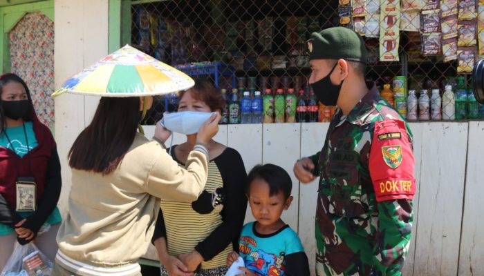 Bagikan Masker Gratis, Satgas Pamtas Yonif R 200/BN Ajak Masyarakat Perbatasan Lawan Covid-19