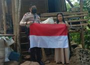 Bhabinkantibmas Kayu Loe Bagikan Beras dan Bendera