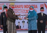 Bupati Takalar Serahkan Masker ke Ketua TP PKK Usai Ikuti Upacara Virtual HUT RI ke-75