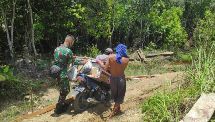 Koramil Jongkong Bantu Masyarakat Lewati Jembatan Darurat di Nanga Serian