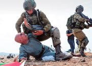 Gambar orang Palestina di bawah lutut tentara Israel memicu kemarahan