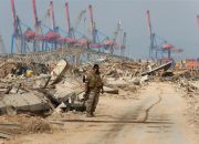 Tentara Lebanon memadamkan ledakan di Pelabuhan Beirut