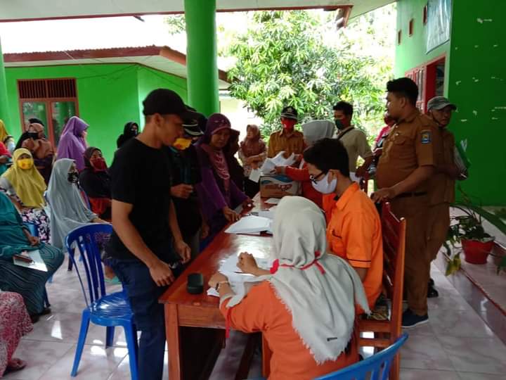 105 Warga Terdampak COVID -19 di Desa Jombe Terima Batuan Sosia Tunai