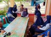 Kades Potugu Pantau Warganya Lagi Belajar Di Luar Jaringan.