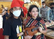 Kolaborasi Pelukis Tanah Liat dan Pemain Ukulele Cilik Warnai Pembukaan Pameran Festival Aksara Lontaraq 2020