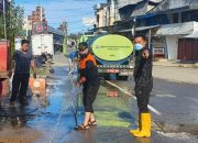 *PENJABAT SEKDA TOLITOLI PIMPIN PEMBERSIHAN MATERIAL LUMPUR DI JALAN-JALAN UTAMA DALAM KOTA*