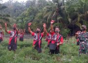 Danyonif 8 Marinir Beserta Prajurit Panen Cabe di Kebun Ketahanan Pangan Batalyon Infanteri 8 Marinir