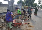 Babinsa Peduli Kebersihan, Bantu Warganya Kerja Bakti Benahi Balla Ewako