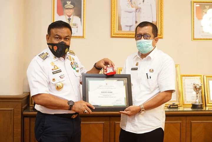 Raih Peringkat ke 7 Produksi Beras Seindonesia, Bupati Bone terima Penghargaan dari Mentan
