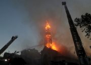 Demonstrasi ulang tahun Chili berubah menjadi kekerasan saat gereja dibakar, polisi menembakkan gas air mata