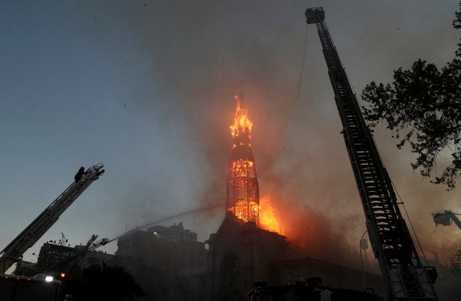 Demonstrasi ulang tahun Chili berubah menjadi kekerasan saat gereja dibakar