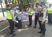 Hari ke 5 Operasi ZEBRA, Giat Simpati Satuan Lantas Polres Sinjai Bagi-Bagi Nasi Kotak