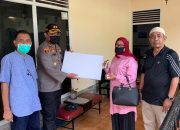 Viral Karena mengajar menggunakan Alas Baki Talam, Kapolres Sinjai Beri Bantuan Kepada Guru di Sinjai Tengah