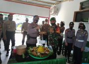 KEJUTAN HUT TNI KE – 75, KAPOLRES BANGKEP BAWA TUMPENG KE KORAMIL SALAKAN.