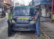 Edukasi Prokes, Sat Lantas Polres Sekadau Pasang Stiker Ayo Pakai Masker Pada Kendaraan