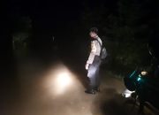 Bhabinkamtibmas Jajaran Polsek Momunu Pantau Banjir di Desa Binaannya