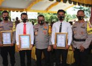 KAPOLDA SULTENG BERI PENGHARGAAN KEPADA 3 PERSONIL POLRES BUOL