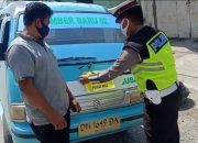 Kampanye Protkes,Sat Lantas Polres Buol pasang Stiker Ayo Pakai Masker