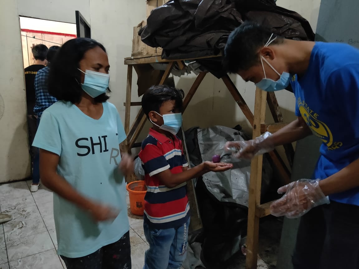 Bakti Sosial, Komunitas Dinding Manado Bagikan masker, hand sanitizer dan Sembako di Pasar Bersehati