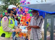 Gelar Operasi Zebra, Polres Takalar Bagi Masker dan Nasi Kotak