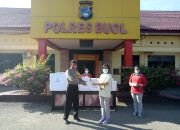 Jumat Berkah, Bhayangkari Cabang Buol Bagikan Makanan Kepada Buruh Pelabuhan.
